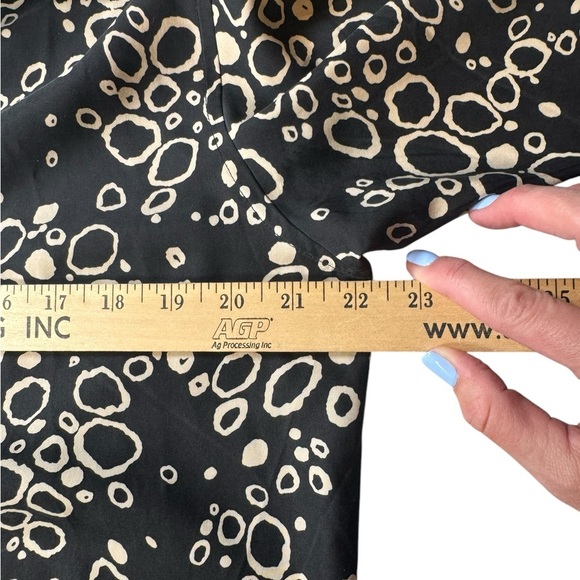 Coldwater Creek 100% Silk Button Down Blouse PM Black Beige Abstract Print D4 - Picture 3 of 7
